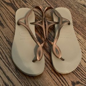 Havaianas with bronze metallic straps